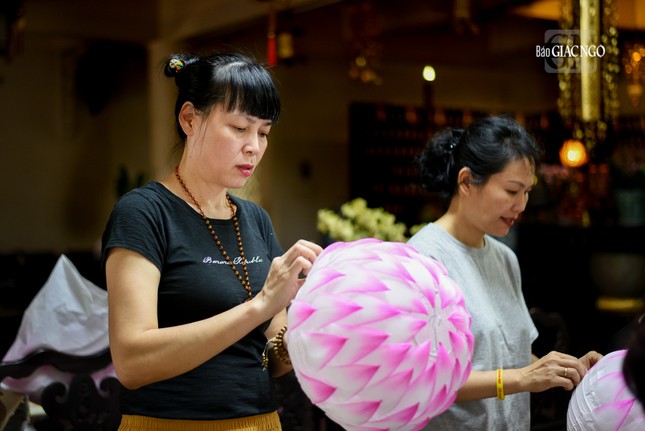 Hiện nay, lồng đèn có rất nhiều loại với kiểu dáng, màu sắc khác nhau, từ hiện đại cho đến truyền thống, từ làm công nghiệp cho đến thủ công