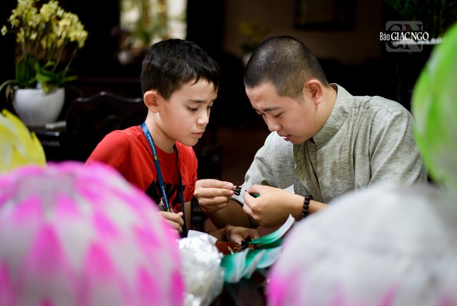 Làm lồng đèn cũng là cơ hội để mọi người thực hành sự định tâm, chú tâm trong công việc