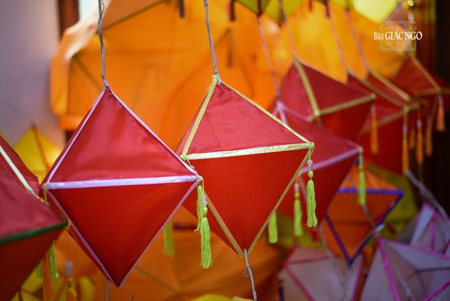 Tuy vậy, thời gian sử dụng của loại lồng đèn khung sắt bằng vải này rất bền, có thể sử dụng tối đa 5 năm mà không bị hư