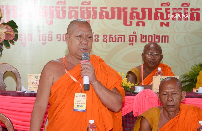 Thượng tọa Lý Đức, Ủy viên Hội đồng Dân tộc của Quốc hội, trụ trì chùa Som Rông đóng góp ý kiến