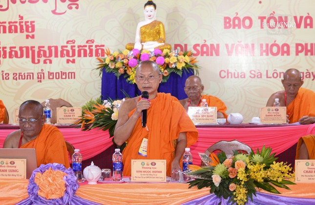 Thượng tọa Sơn Ngọc Huynh, Ủy viên Hội đồng Trị sự, Phó ban Trị sự GHPGVN tỉnh Vĩnh Long đóng góp ý kiến liên quan đến việc quản lý tự viện Phật giáo Nam tông Khmer