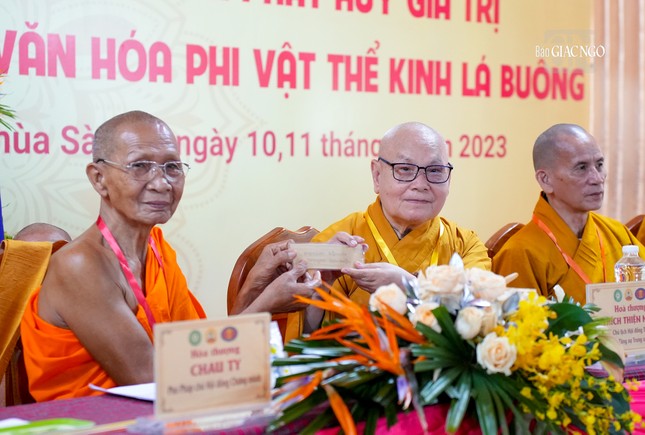 Trưởng lão Hòa thượng Chau Ty tặng kinh lá buông đến Hòa thượng Thích Thiện Nhơn