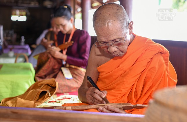 Trình diễn kỹ thuật viết kinh lá buông