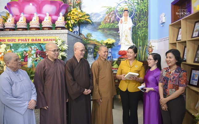 Giới thiệu các ấn phẩm về cuộc đời Chủ tịch Hồ Chí Minh đến chư tôn đức Tăng Ni Giới thiệu các ấn phẩm về cuộc đời Chủ tịch Hồ Chí Minh đến chư tôn đức Tăng Ni