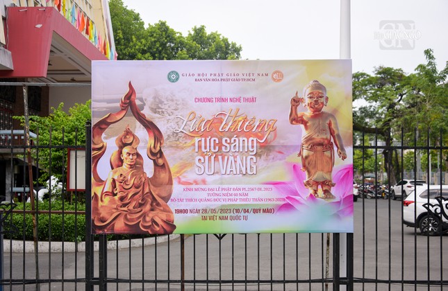 Pano giới thiệu đêm nhạc nghệ thuật &quot;Lửa thiêng rực sáng sử vàng&quot; trong khuôn viên Việt Nam Quốc Tự. Chương trình gồm 3 chương với 19 tiết mục do Ban Văn hóa tổ chức, sẽ được biểu diễn tại Việt Nam Quốc Tự vào lúc 19 giờ ngày 10-4-Quý Mão.