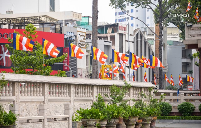 Cờ bay phấp phới trước khuôn viên Việt Nam Quốc Tự