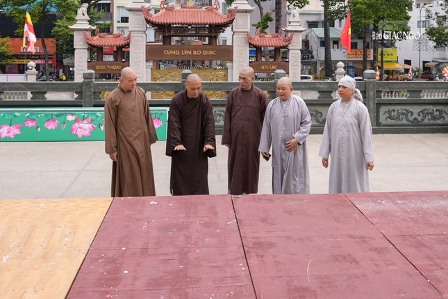 Thượng tọa Thích Trí Chơn, Ủy viên Hội đồng Trị sự, Trưởng ban Văn hóa Phật giáo TP.HCM chia sẻ với báo Giác Ngộ rằng, mọi việc cơ bản đã hoàn thành 60%, chỉ còn lại các khâu lắp ráp, âm thanh ánh sáng, kiểm tra lại các hạng mục phù hợp