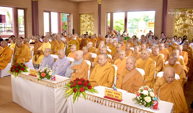 Đông đảo chư Tăng, Ni, Phật tử Hệ phái Khất sĩ tham dự buổi lễ