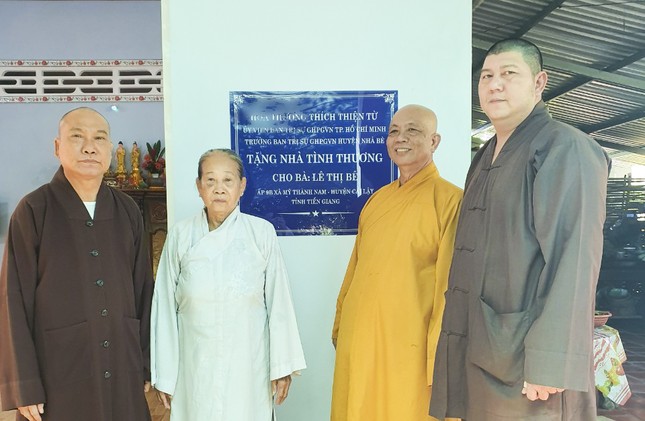 Thượng tọa Thích Thiện Từ trao căn nhà tình thương đến gia đình bà Lê Thị Bê (Tiền Giang)