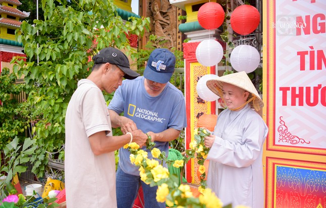 Mọi người hăng say làm việc dưới trời nắng gay gắt