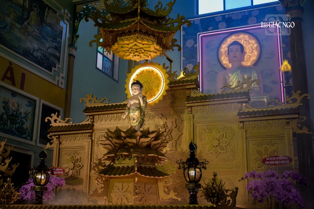 Được biết, lễ đài được chư Tăng, Phật tử thực hiện thủ công liên tục trong vòng 10 ngày