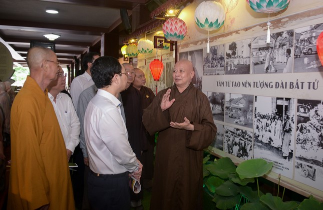 Hòa thượng Trưởng ban Trị sự GHPGVN TP.HCM và Phó Bí thư Thành ủy TP.HCM Nguyễn Văn Hiếu xem các hình ảnh tư liệu pháp nạn 1963 Hòa thượng Trưởng ban Trị sự GHPGVN TP.HCM và Phó Bí thư Thành ủy TP.HCM Nguyễn Văn Hiếu xem các hình ảnh tư liệu pháp nạn 1963