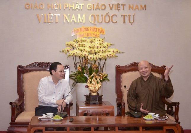 Phó Bí thư Thành ủy Nguyễn Văn Hiếu thăm hỏi sức khỏe và chúc mừng Phật đản an lành đến Hòa thượng Thích Lệ Trang Phó Bí thư Thành ủy Nguyễn Văn Hiếu thăm hỏi sức khỏe và chúc mừng Phật đản an lành đến Hòa thượng Thích Lệ Trang