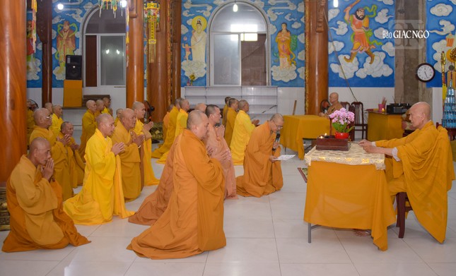 Các hành giả thực hiện nghi thức tác pháp An cư kiết hạ