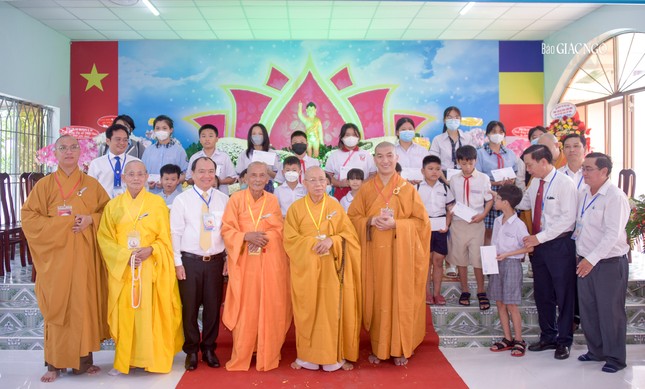 Trao tặng các suất học bổng đến học sinh