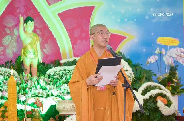 Thượng tọa Thích Hoằng Ninh tuyên đọc Diễn văn Phật đản của Hòa thượng Chủ tịch Hội đồng Trị sự