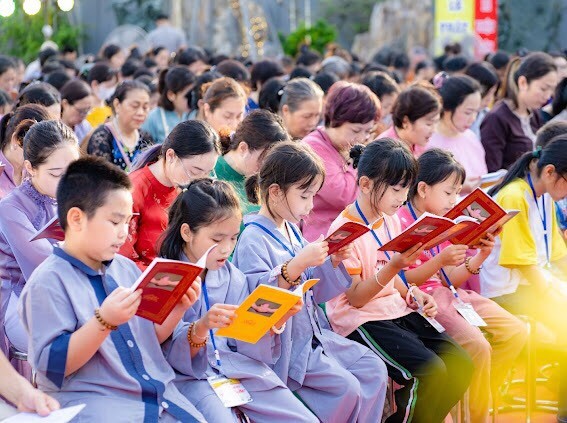 Các em nhỏ tham dự khóa tu mùa hè