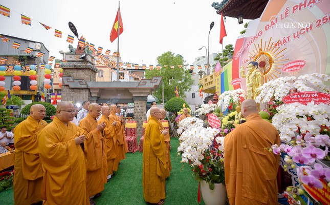 Dâng hương cúng dường