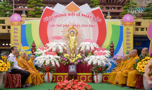 Lễ đài Phật đản tại tổ đình Ấn Quang