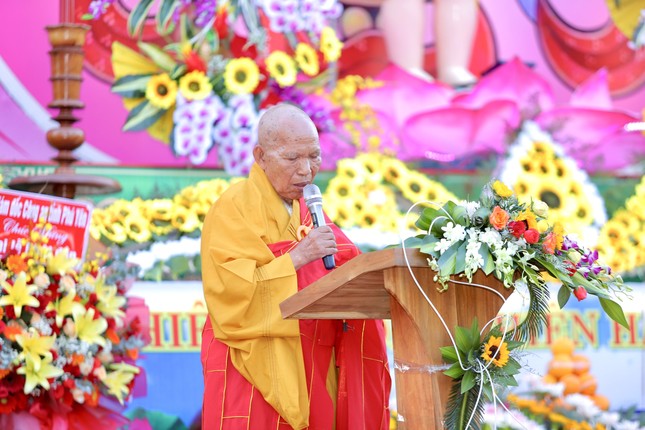 Hòa thượng Thích Đồng Tiến đọc Diễn văn Phật đản của Hòa thượng Chủ tịch Hội đồng Trị sự Hòa thượng Thích Đồng Tiến đọc Diễn văn Phật đản của Hòa thượng Chủ tịch Hội đồng Trị sự