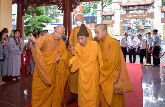 Đức Trưởng lão Hòa thượng Thích Đức Nghiệp, Phó Pháp chủ kiêm Giám luật Hội đồng Chứng minh, một nhân chứng trực tiếp của sự kiện Bồ-tát Thích Quảng Đức tự thiêu đến Việt Nam Quốc Tự dâng hương tưởng niệm