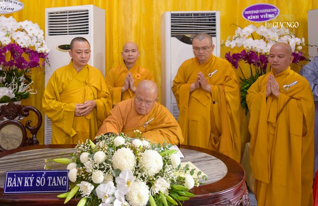 Hòa thượng Thích Thiện Hòa, Trưởng ban Trị sự Phật giáo Q.Tân Phú ghi sổ tang lưu niệm Hòa thượng Thích Thiện Hòa, Trưởng ban Trị sự Phật giáo Q.Tân Phú ghi sổ tang lưu niệm