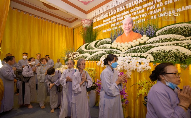 Đông đảo Phật tử về viếng tang bậc thầy khả kính của mình Đông đảo Phật tử về viếng tang bậc thầy khả kính của mình