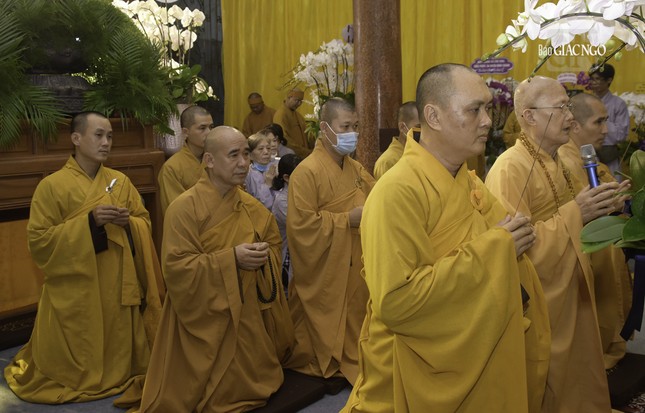 Hòa thượng Thích Chơn Không, Phó Trưởng ban kiêm Trưởng Phân ban Hướng dẫn Cư sĩ Phật tử T.Ư, Trưởng ban Hướng dẫn Phật tử TP.HCM hướng dẫn đoàn Phân ban Cư sĩ Phật tử T.Ư và Ban Hướng dẫn Phật tử TP.HCM viếng tang Hòa thượng Thích Chơn Không, Phó Trưởng ban kiêm Trưởng Phân ban Hướng dẫn Cư sĩ Phật tử T.Ư, Trưởng ban Hướng dẫn Phật tử TP.HCM hướng dẫn đoàn Phân ban Cư sĩ Phật tử T.Ư và Ban Hướng dẫn Phật tử TP.HCM viếng tang