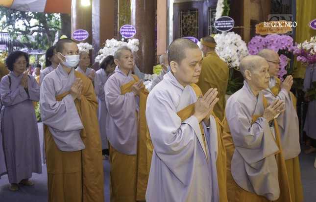 Chư Ni Q.3 thành kính đảnh lễ Giác linh Trưởng lão Hòa thượng Chư Ni Q.3 thành kính đảnh lễ Giác linh Trưởng lão Hòa thượng