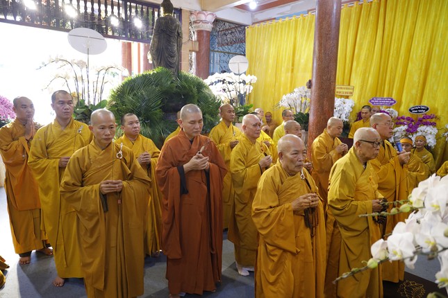 Hòa thượng Thích Như Tín hướng dẫn chư Tăng Ban Trị sự Phật giáo Q.Tân Bình dâng hương tưởng niệm