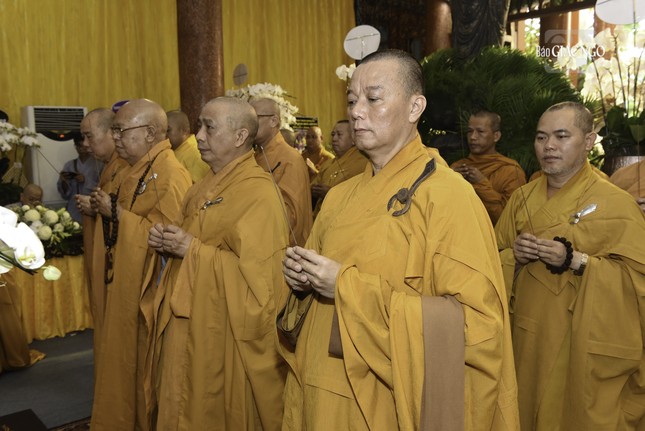 Đoàn Phật giáo Q.Bình Thạnh do Thượng tọa Thích Tâm Chơn, Trưởng ban Trị sự dẫn đầu viếng tang