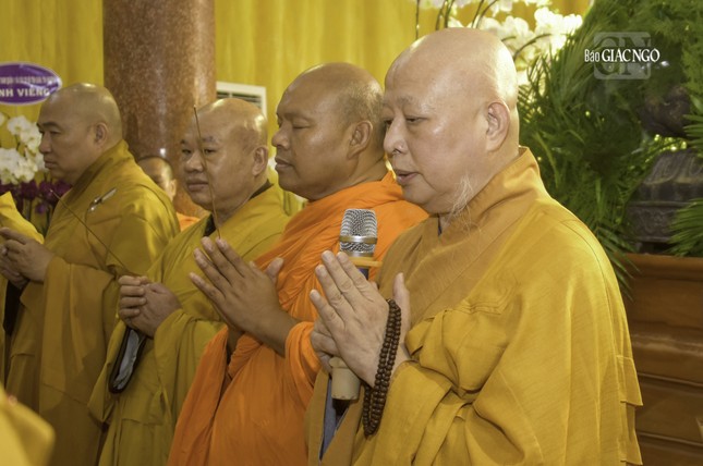 Hòa thượng Thích Lệ Trang, Ủy viên Thường trực Hội đồng Trị sự, Trưởng ban Nghi lễ T.Ư, Trưởng ban Trị sự GHPGVN TP.HCM cung tuyên pháp ngữ tưởng niệm