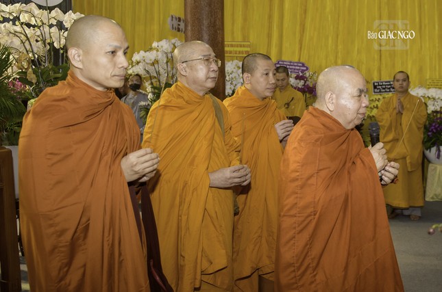 Hòa thượng Thích Thiện Tâm, Phó Chủ tịch Hội đồng Trị sự hướng dẫn các thành viên đại diện Hệ phái Phật giáo Nam tông Kinh viếng tang