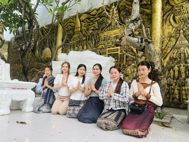 Chùa Tam Bảo (TP.Đà Nẵng) là điểm đến thường xuyên của cộng đồng Lào, đặc biệt là các bạn sinh viên