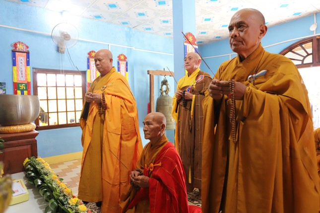 Chư tôn đức dâng hương Chư tôn đức dâng hương