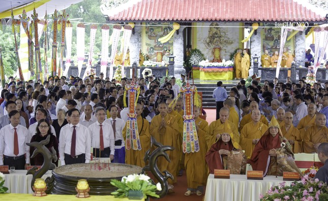 Các phái đoàn chiêu u, cung thỉnh linh vị chư anh linh về an vị tại đàn tràng