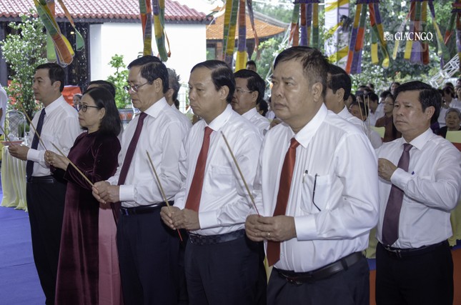 Lãnh đạo Đảng, chính quyền tỉnh Bà Rịa - Vũng Tàu dâng hương tưởng niệm anh hùng liệt sĩ, chiến sĩ cách mạng và đồng bào yêu nước đã hy sinh tại Côn Đảo