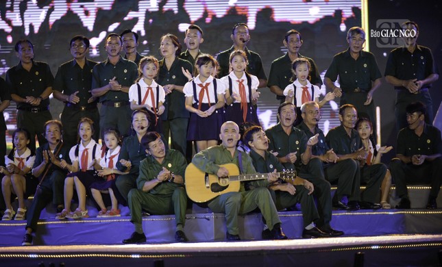 Cầu truyền hình trực tiếp chương trình nghệ thuật “Bản hùng ca bất diệt” kết nối Nghĩa trang Hàng Dương với Nghĩa trang Liệt sĩ A1, tỉnh Điện Biên