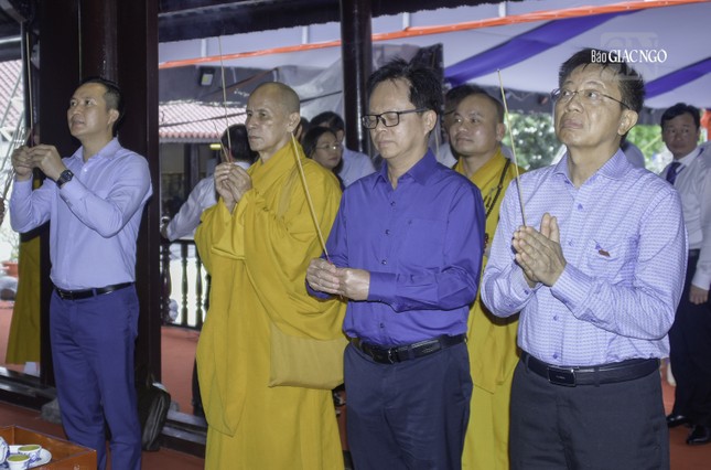 Hòa thượng Thích Thiện Thống cùng các đại biểu dâng hương tại Đền thờ Côn Đảo Hòa thượng Thích Thiện Thống cùng các đại biểu dâng hương tại Đền thờ Côn Đảo