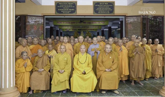 Các hành giả tại tịnh xá Ngọc Phương chụp hình lưu niệm cùng chư tôn đức Ban Thường trực Ban Trị sự TP.HCM