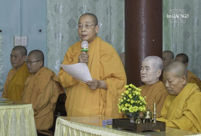 Ni sư Thích nữ Tuệ Liên, Thư ký hạ trường tịnh xá Ngọc Phương báo cáo tình hình tu học đến chư tôn đức trong đoàn