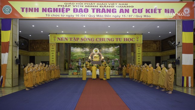 Hạ trường Pháp viện Minh Đăng Quang cung thỉnh Trưởng lão Hòa thượng Thích Giác Tường, Ủy viên Thường trực Hội đồng Chúng minh làm Thiền chủ, Hòa thượng Thích Giác Toàn làm Hóa chủ hướng dẫn 95 hành giả tu học