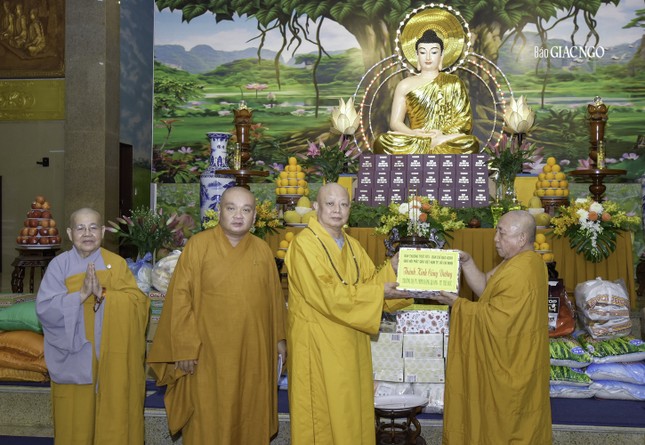 Hòa thượng Thích Lệ Trang trao phẩm vật cúng dường trường hạ