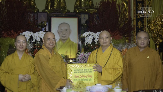 Trao phẩm vật cúng dường