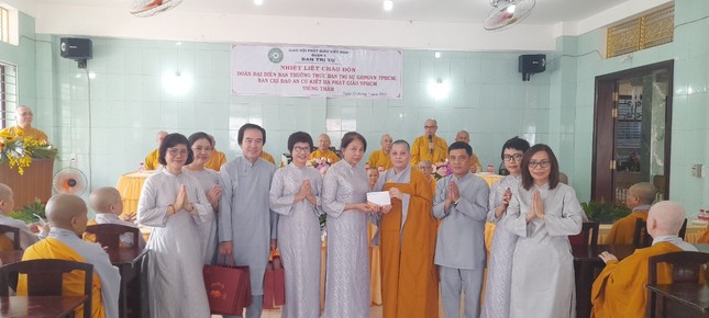 Trao tịnh tài cúng dường