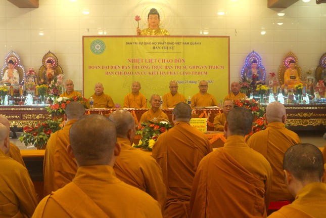 Hơn 50 hành giả tại hạ trường chùa Quan Âm (Q.8) đón tiếp đoàn Ban Thường trực Ban Trị sự TP viếng thăm