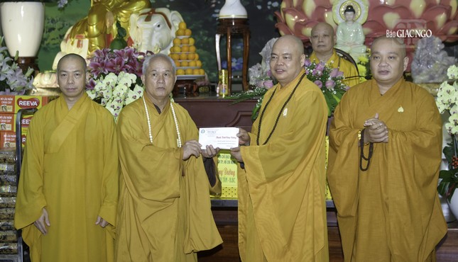 Thượng tọa Thích Thanh Phong trao tịnh tài cúng dường đến hạ trường