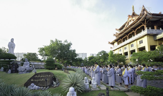 Đông đảo Phật tử đạo tràng Pháp Hoa cùng trì tụng phẩm Phổ môn trong kinh Pháp hoa nhân ngày vía Bồ-tát Quán Thế Âm (19-6-Quý Mão) tại chùa Huê Nghiêm (TP.Thủ Đức)