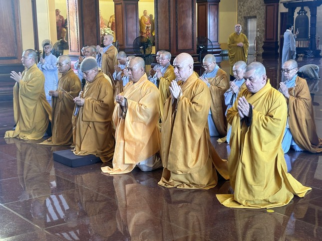 Dâng hương đảnh lễ Tam bảo