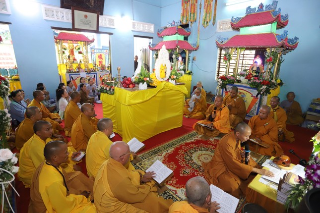 Chư Tăng, Phật tử H.Tuy An tụng kinh cầu nguyện